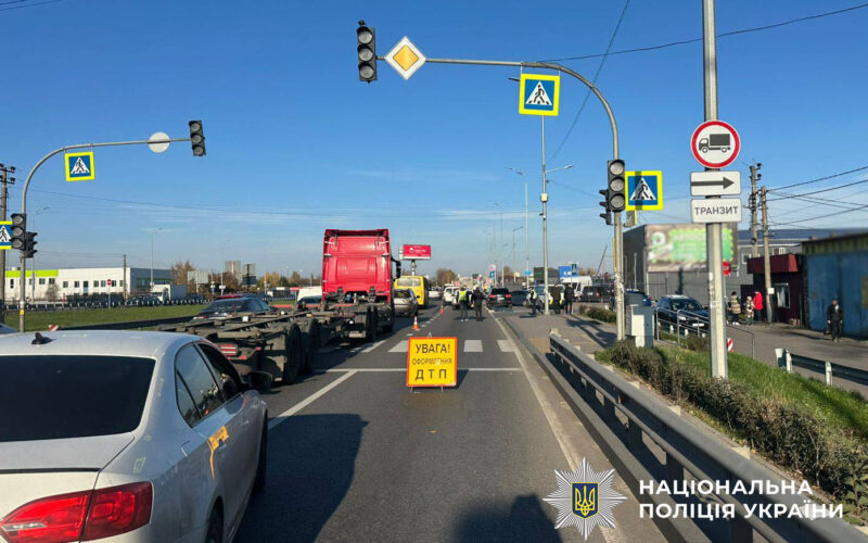 На Кільцевій дорозі у Києві водій Volkswagen збив насмерть пішохода (фото)