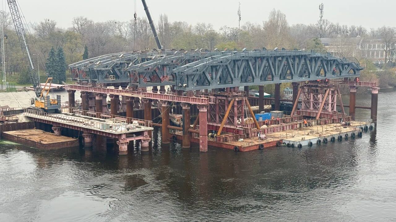 На мосту Метро виконують унікальний етап ремонту – встановлюють підтримуючі арочні конструкції (фото)