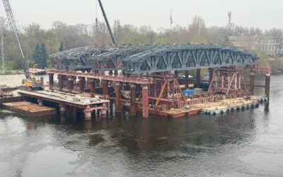На мосту Метро виконують унікальний етап ремонту – встановлюють підтримуючі арочні конструкції (фото)