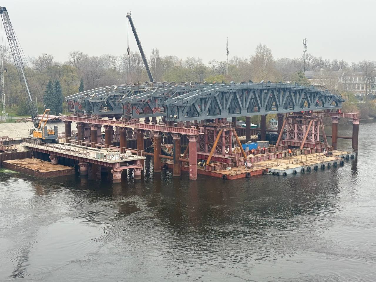 Унікальний ремонт мосту Метро у Києві: встановлення арочних конструкцій