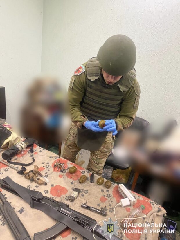 Арсенал зброї у приватному будинку: на Київщині викрили незаконне зберігання боєприпасів