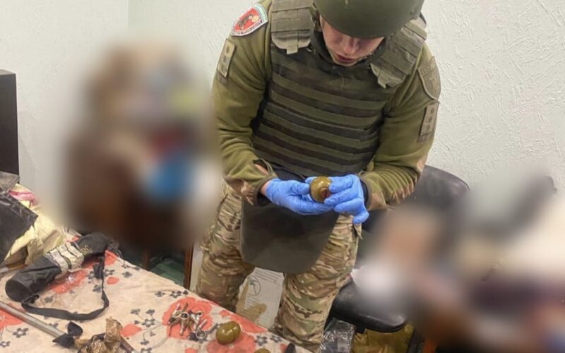 На Київщини у 58-річного чоловіка вилучили аресенал зброї (фото)
