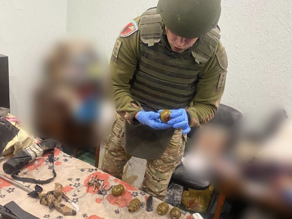 На Київщини у 58-річного чоловіка вилучили аресенал зброї (фото)