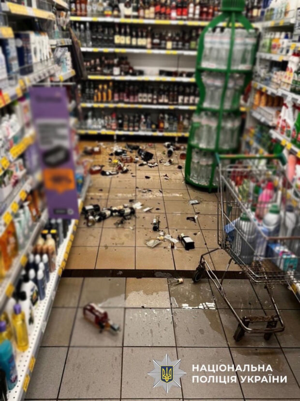 Хуліганство у київському супермаркеті: чоловік розтрощив пляшки та потрапив під арешт