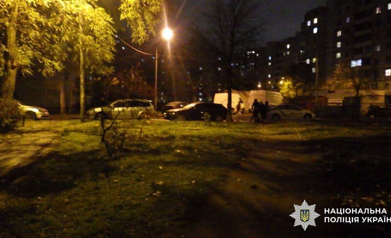 У Києві перехожий заступився за дитину, на яку кричав батько, а той наздогнав його і вдарив ножем