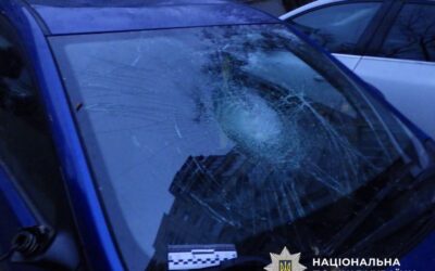 У Києві 21-річний хлопець у нетверезому стані розтрощив чужий автомобіль (відео)