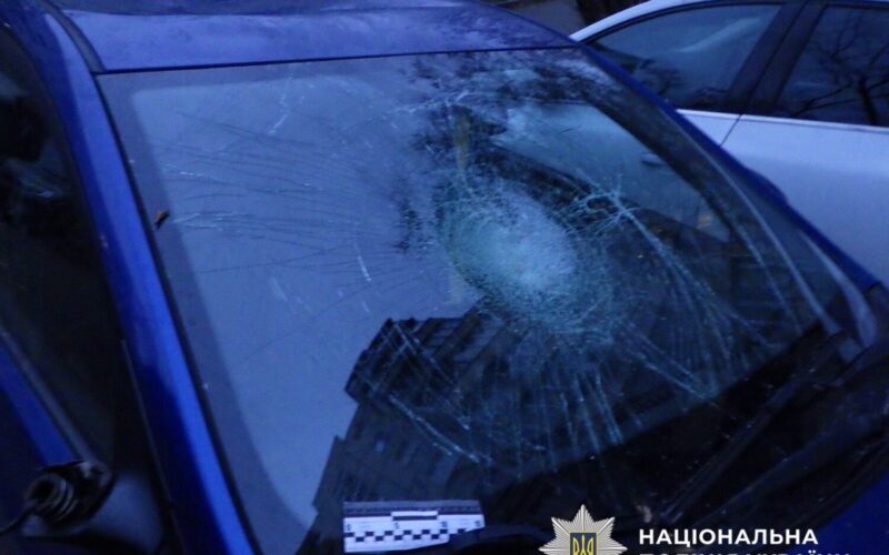 У Києві 21-річний хлопець у нетверезому стані розтрощив чужий автомобіль (відео)