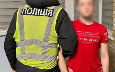 У Києві викрили молодика, який співав російські пісні у формі поліцейського (фото)