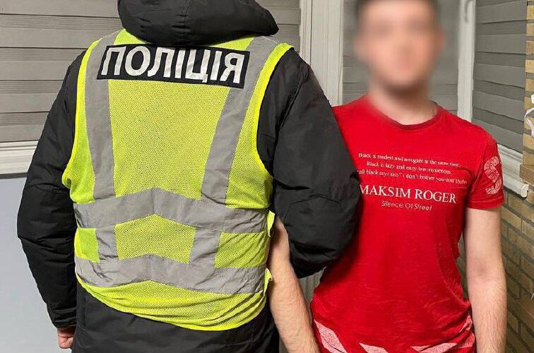 У Києві викрили молодика, який співав російські пісні у формі поліцейського (фото)