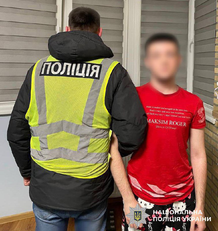 У Києві чоловік співав російські пісні у формі поліцейського: що чекає на порушника