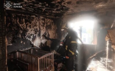 У Києві рятувальник, який приїхав на місце нічного обстрілу, гасив пожежу у власній квартирі
