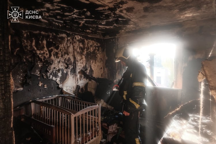 У Києві рятувальник ДСНС гасив власну квартиру після російського обстрілу