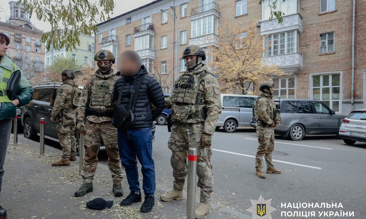 У Києві викрили групу шахраїв, які «працевлаштовували» до Офісу Президента за $100 тисяч (фото)