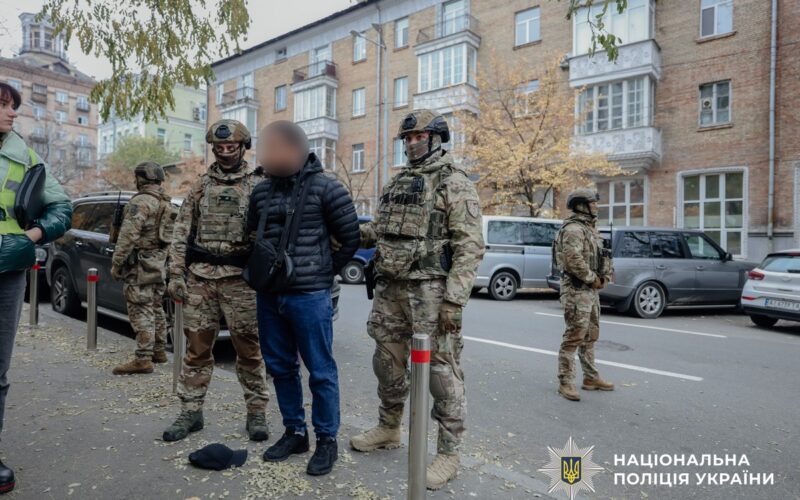 У Києві викрили групу шахраїв, які «працевлаштовували» до Офісу Президента за $100 тисяч (фото)