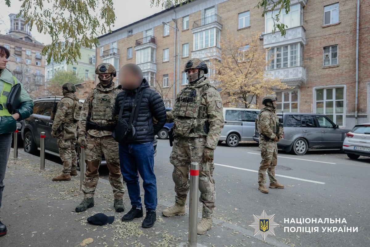 У Києві затримали шахраїв, які видурювали гроші за неіснуючі посади в Офісі Президента