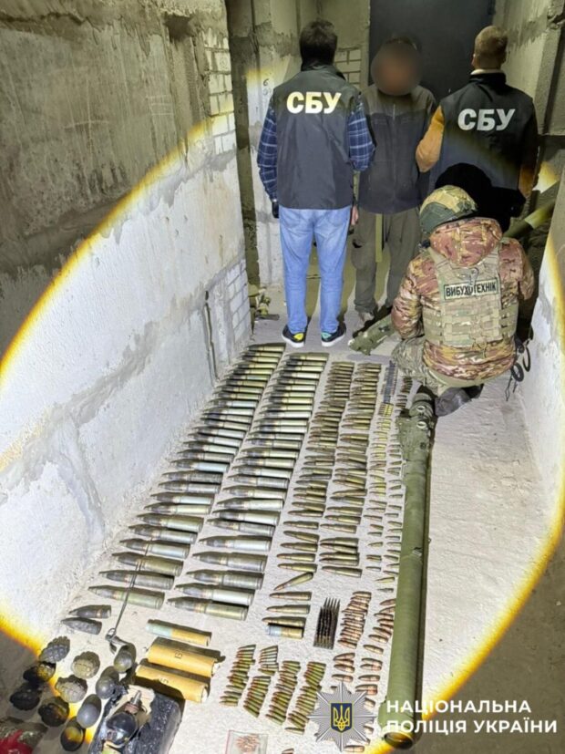 Поліція Київщини затримала чоловіка з великим арсеналом боєприпасів у селі Софіївська Борщагівка