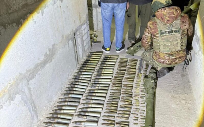 У селі Софіївська Борщагівка затримали чоловіка з великим арсеналом боєприпасів