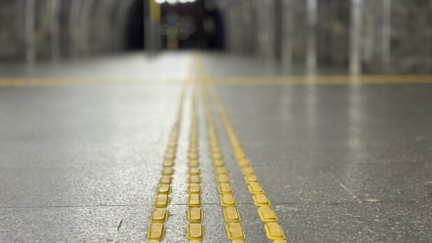 Київське метро встановлює тактильну навігацію для людей з порушеннями зору