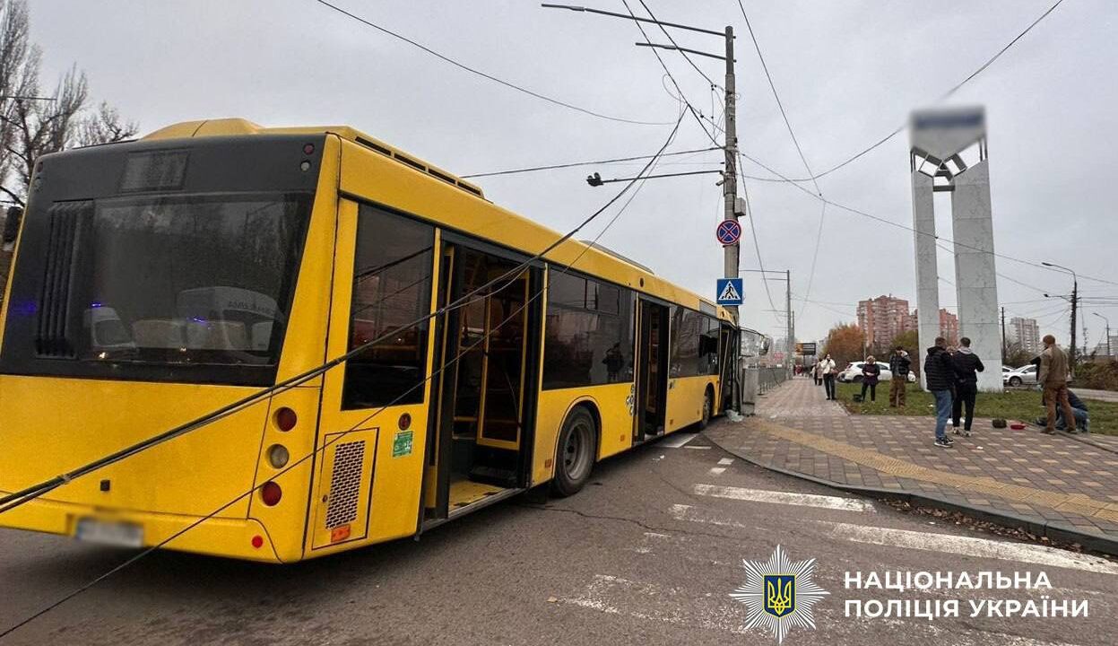 У Святошинському районі Києва маршрутка зіткнулася з електроопорою: є постраждалі (фото)