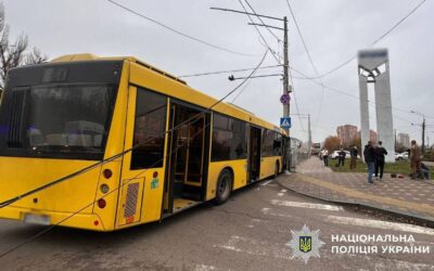 У Святошинському районі Києва маршрутка зіткнулася з електроопорою: є постраждалі (фото)
