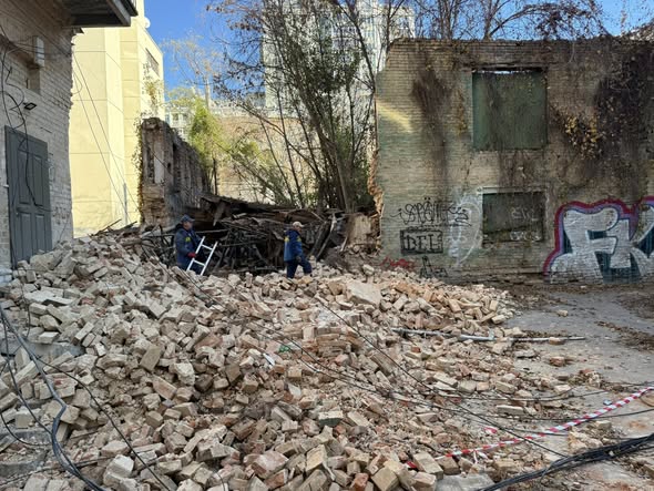 Обвалилася стіна флігеля садиби Біляшівських у Києві на вул. Гончара
