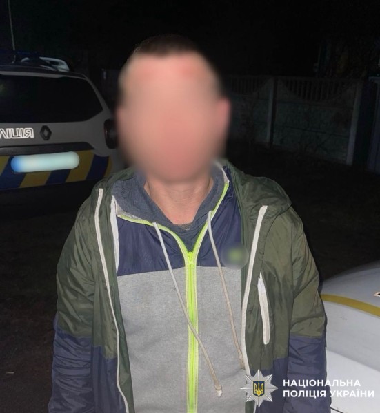 На Київщині затримали чоловіка за ґвалтування неповнолітніх падчерок
