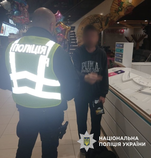 Вибух у київському ТРЦ внаслідок кидання страйкбольної гранати