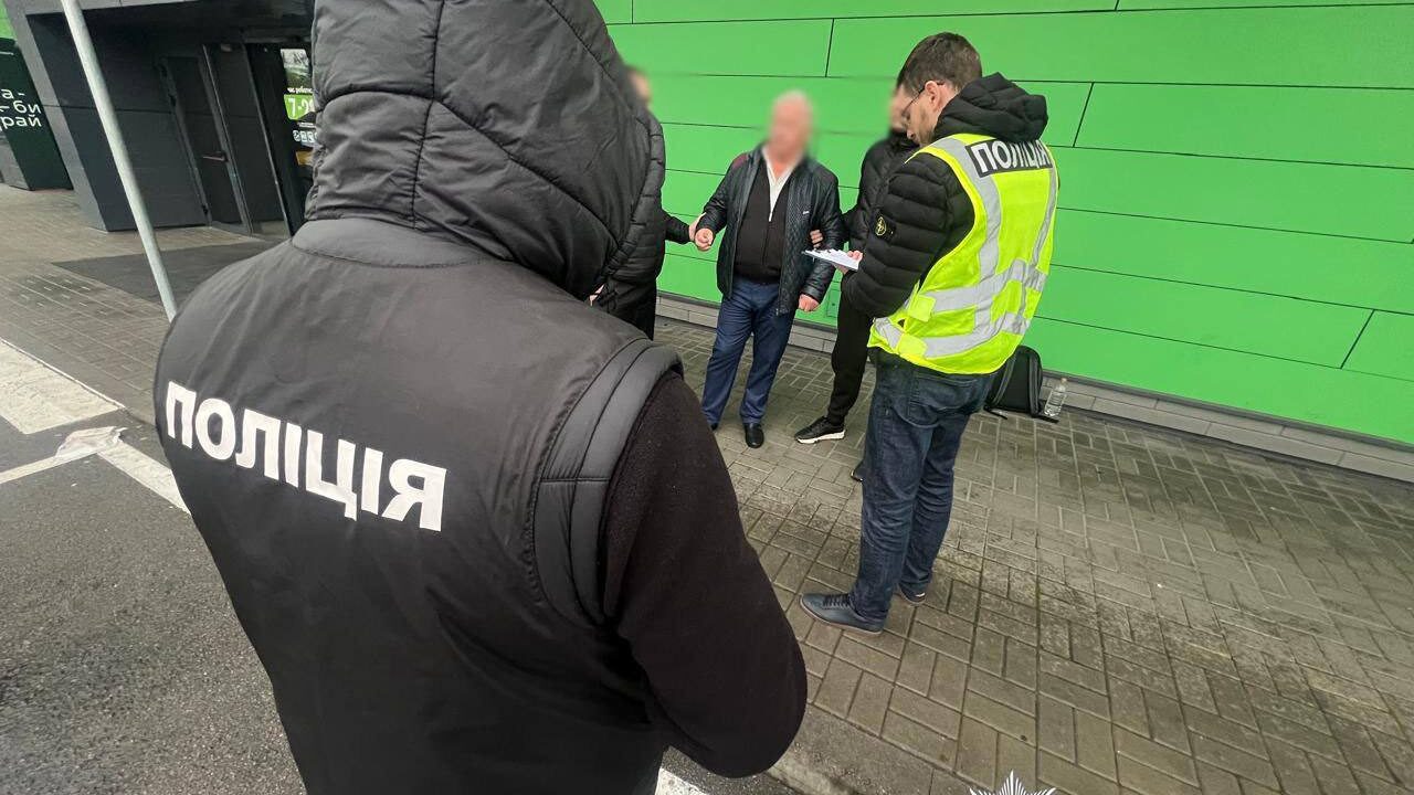За понад мільйон гривень обіцяв допомогти із виділенням землі під сортування побутових відходів: у Києві затримали заступника голови Козелецької селищної ради