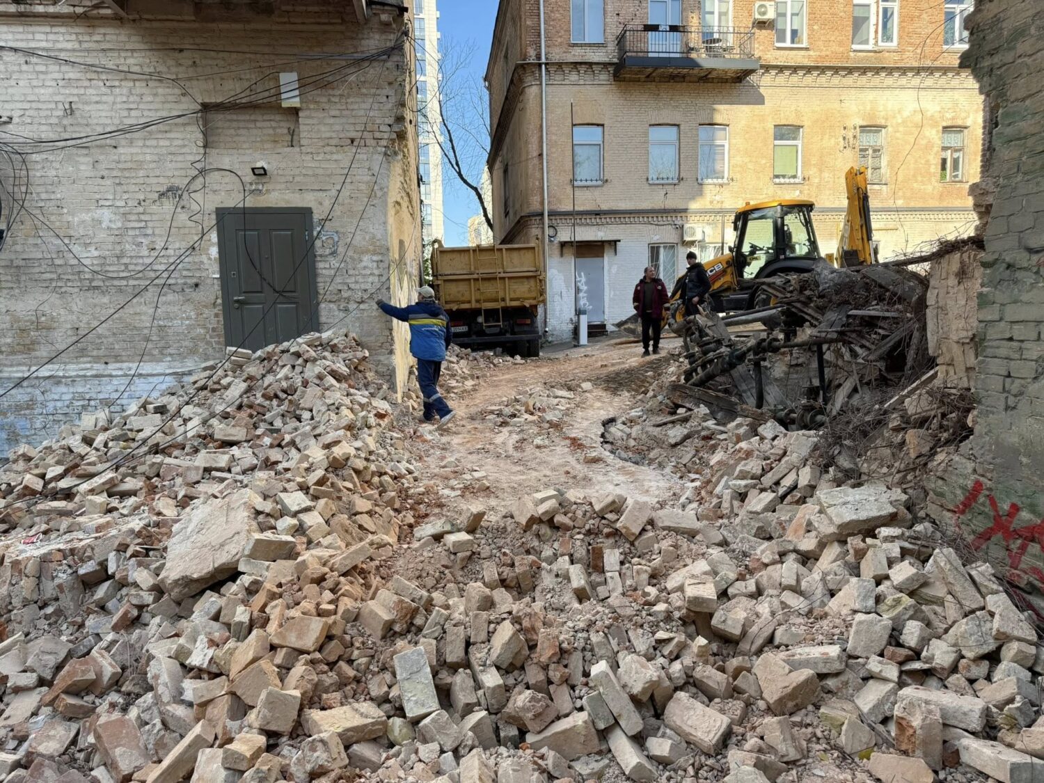 Обвалилася стіна флігеля садиби Біляшівських у Києві на вул. Гончара