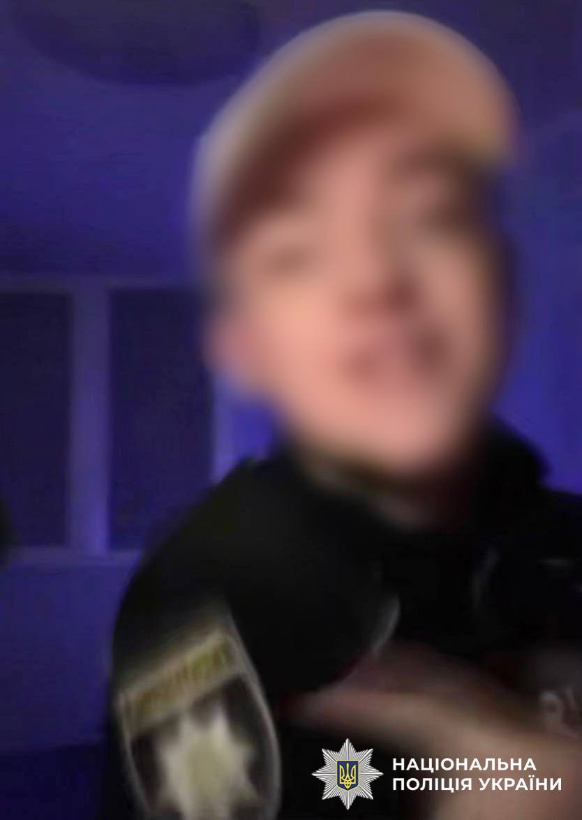 У Києві чоловік співав російські пісні у формі поліцейського: що чекає на порушника