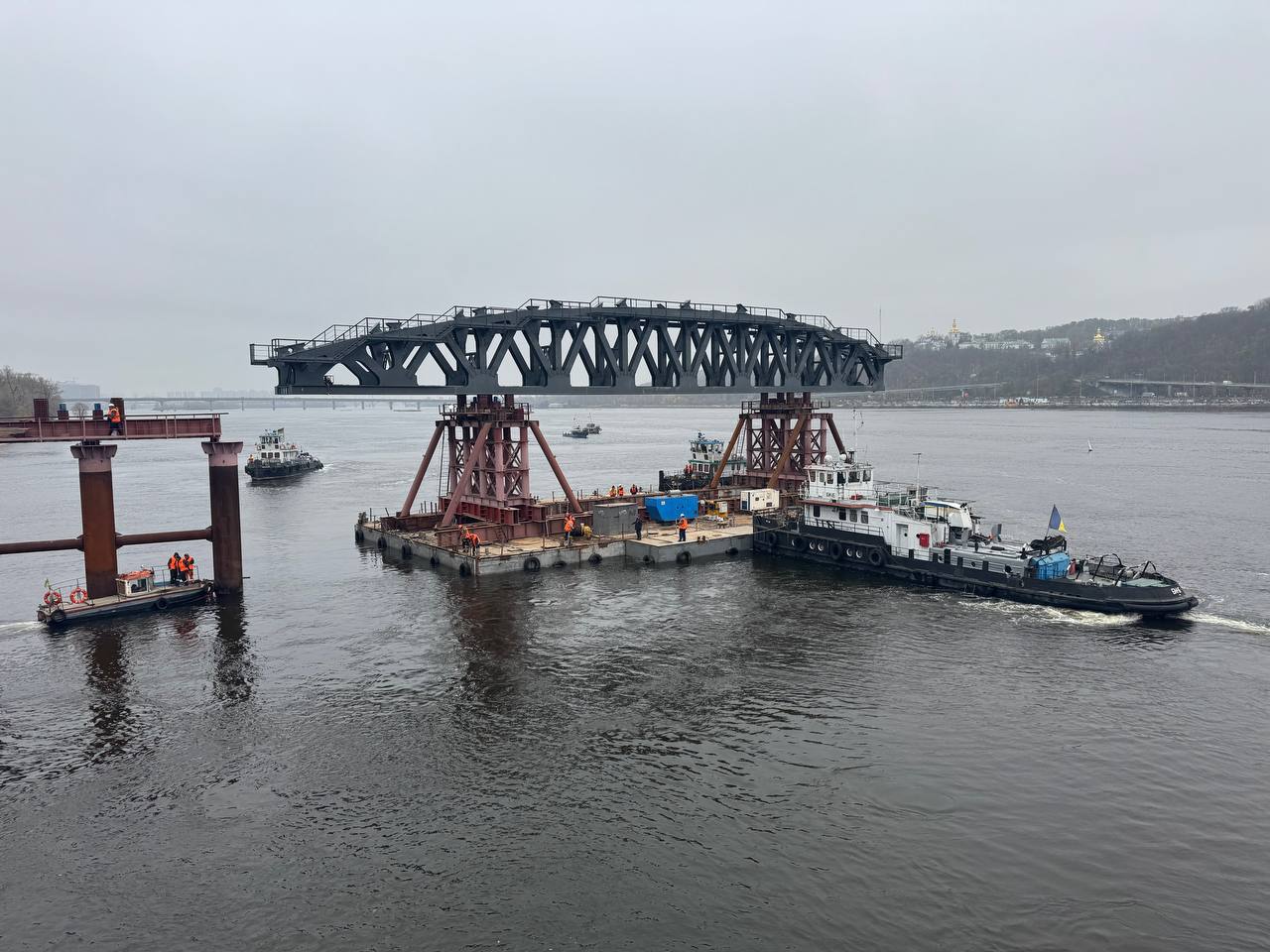 Унікальний ремонт мосту Метро у Києві: встановлення арочних конструкцій