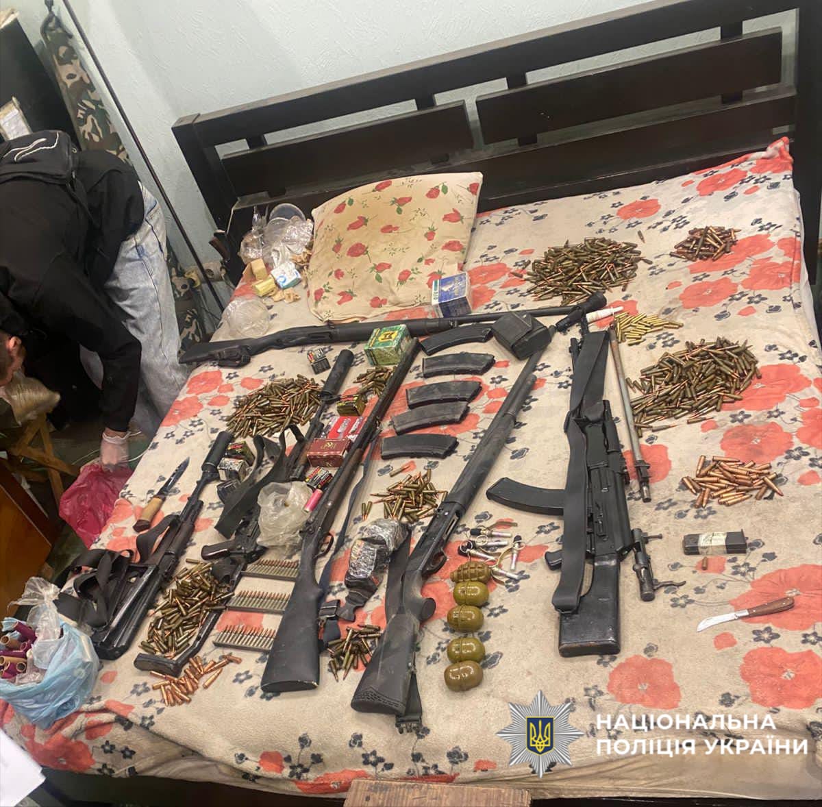 Арсенал зброї у приватному будинку: на Київщині викрили незаконне зберігання боєприпасів