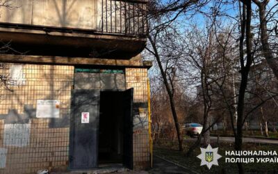 У Києві пенсіонерку, яка не пускала маму з дитиною в укриття, оштрафували за дрібне хуліганство (фото)