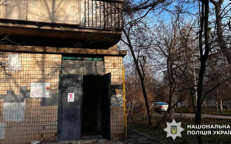 У Києві пенсіонерку, яка не пускала маму з дитиною в укриття, оштрафували за дрібне хуліганство (фото)