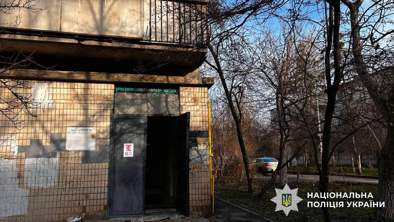 У Києві пенсіонерку, яка не пускала маму з дитиною в укриття, оштрафували за дрібне хуліганство (фото)