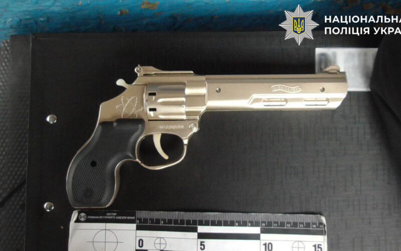 У Києві чоловік за допомогою іграшкового пістолета пограбував дівчину (фото)
