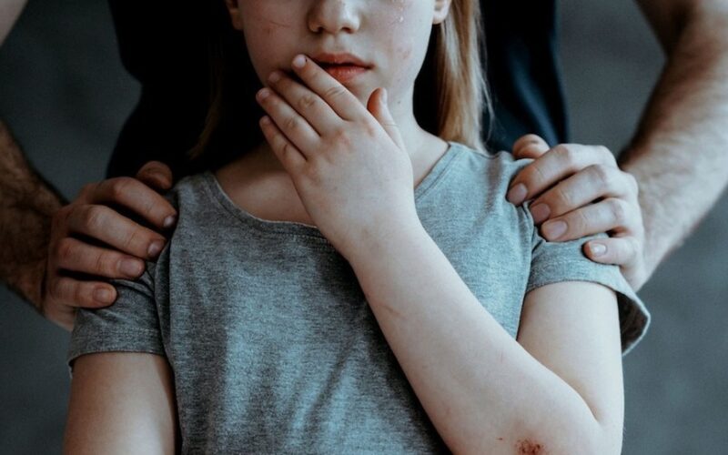 У Києві судили чоловіка, який ґвалтував падчерку при доньці