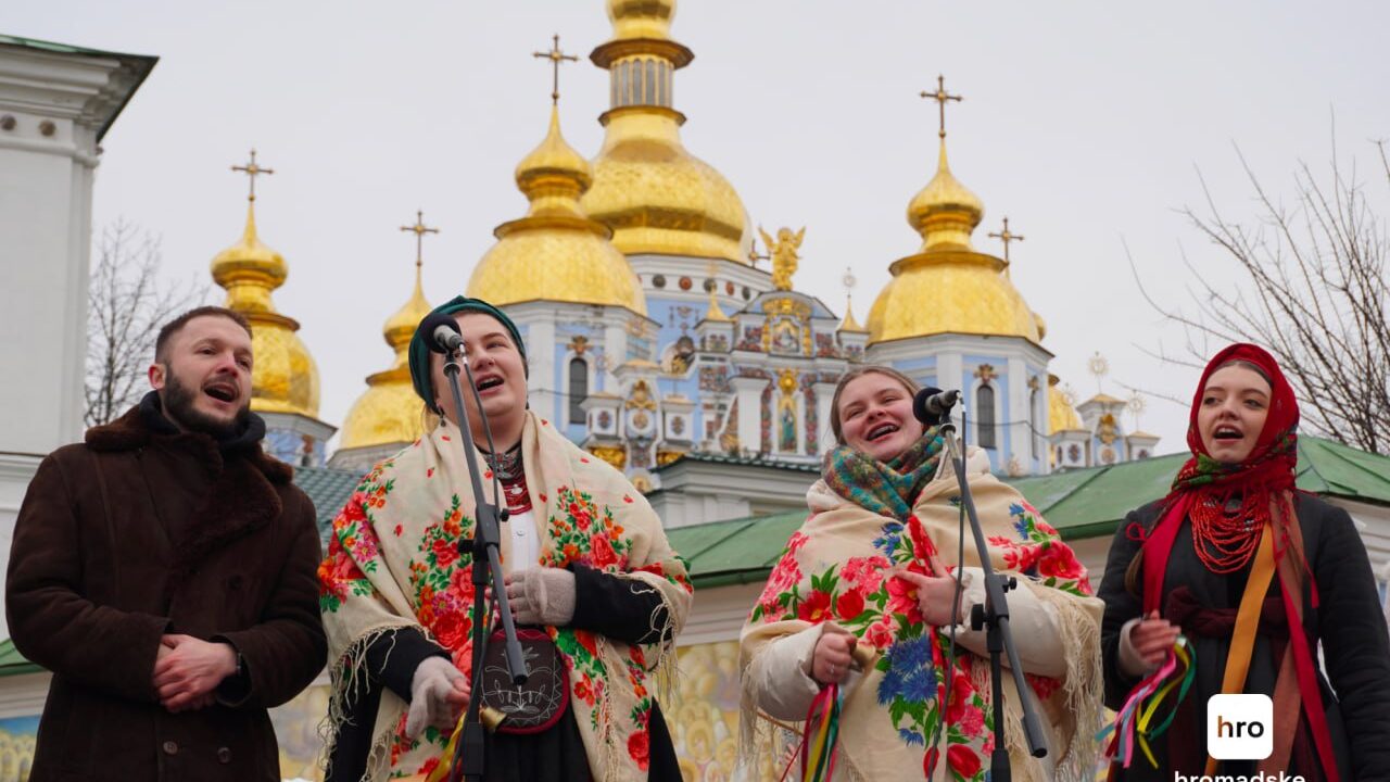 Київ 25 грудня: напад у метро, померла жінка від обстрілу, Різдвяна хода