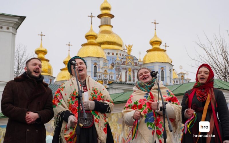 Київ 25 грудня: напад у метро, померла жінка від обстрілу, Різдвяна хода