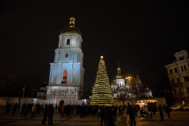 У Києві на Софійській площі запалили вогні головної ялинки країни | 16-метрова новорічна ялинка
