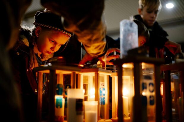 Вифлеємський вогонь миру привезли до Києва: символ єднання та надії