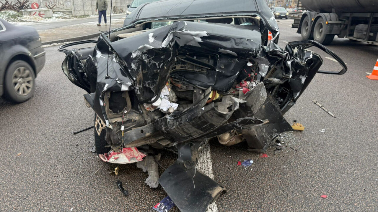 У Києві внаслідок автокатастрофи загинула мати двох маленьких дітей (відео)