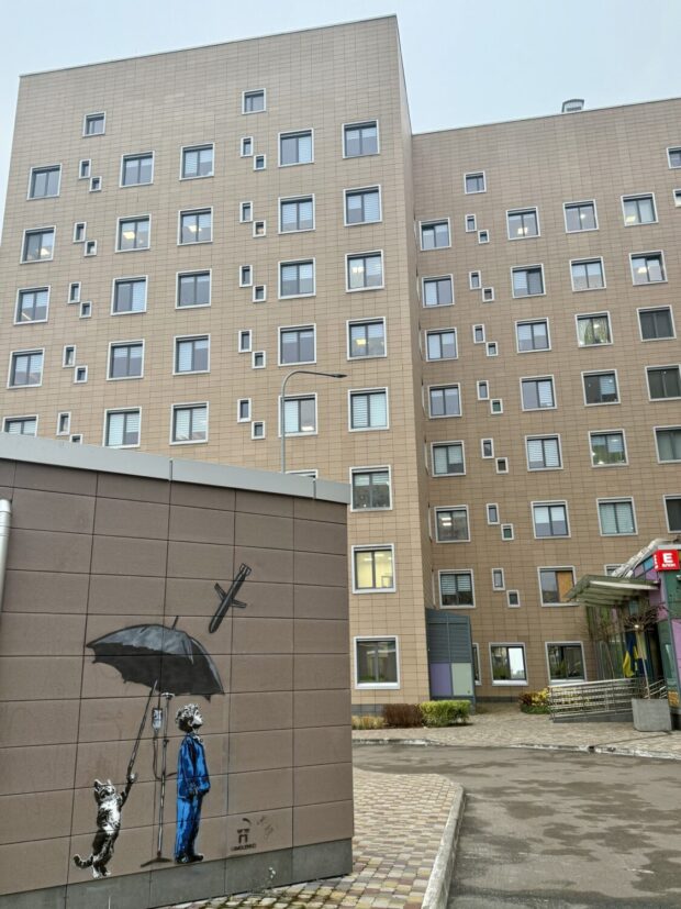 Символ захисту дітей: у київському Охматдиті з'явився унікальний мурал