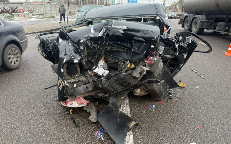 У Києві внаслідок автокатастрофи загинула мати двох маленьких дітей (відео)