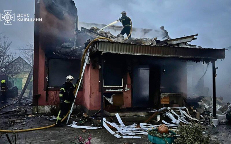 На Київщині росіяни вбили жінку, внаслідок атаки постраждали 6 районів