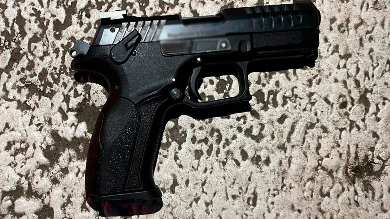 У Києві двоє чоловіків пригрозили таксисту пістолетом, змусили безкоштовно возити їх містом, а потім ще погрожували поліцейському