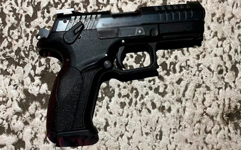 У Києві двоє чоловіків пригрозили таксисту пістолетом, змусили безкоштовно возити їх містом, а потім ще погрожували поліцейському