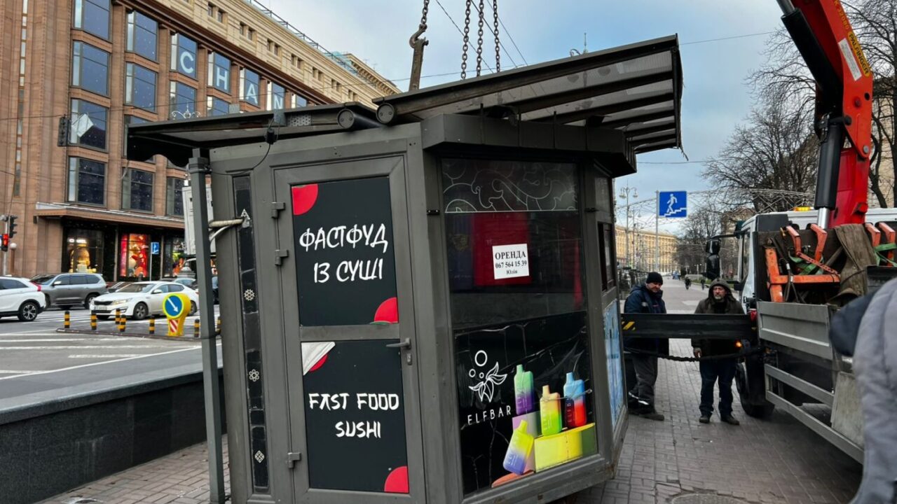 На Хрещатику демонтували першу тимчасову споруду, у якої закінчився строк дії дозвільних документів (фото)