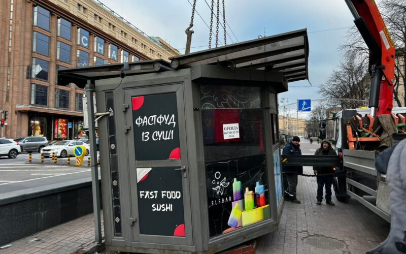 На Хрещатику демонтували першу тимчасову споруду, у якої закінчився строк дії дозвільних документів (фото)
