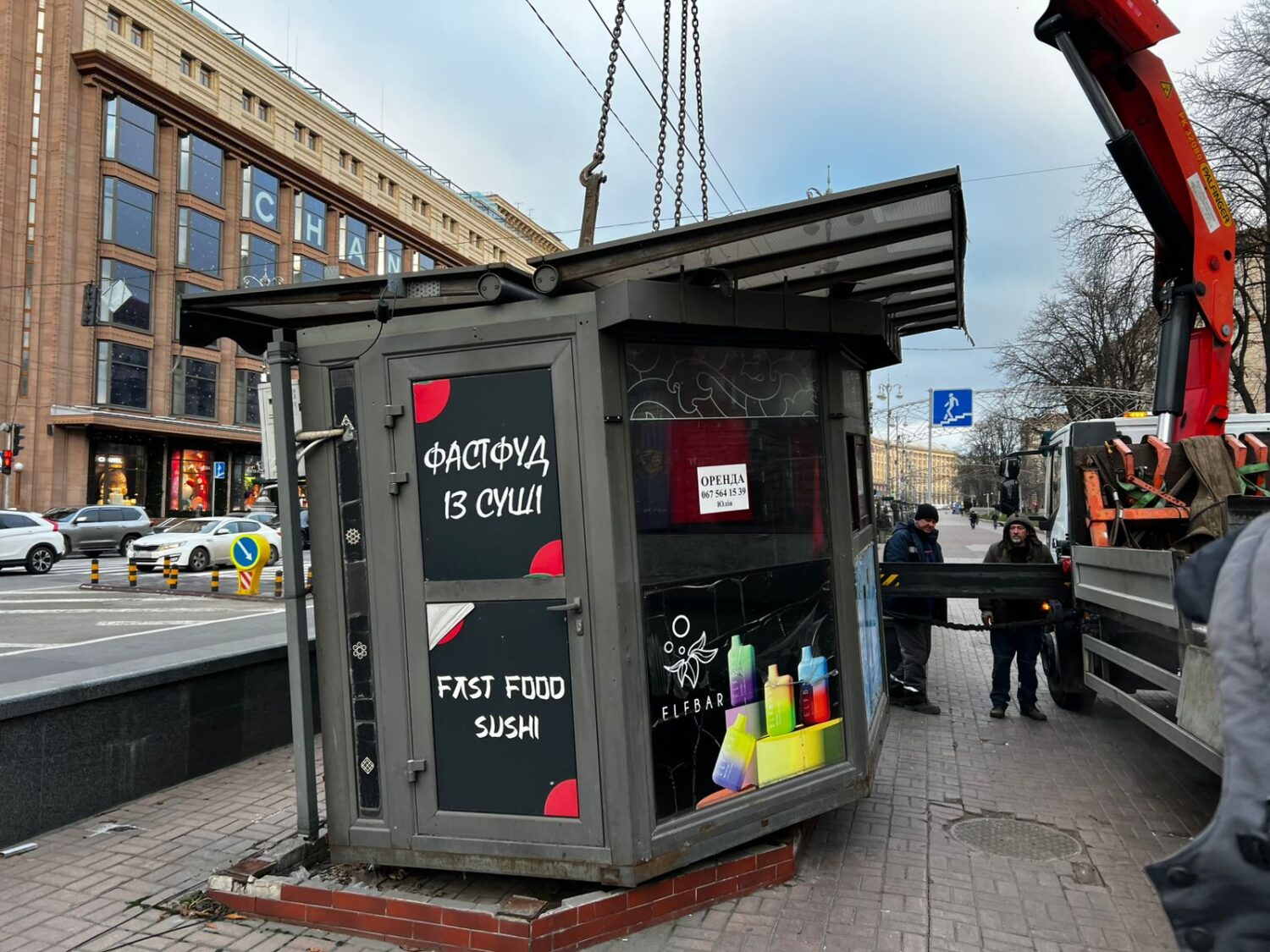 Демонтаж МАФів у Києві на Хрещатику: перша тимчасова споруда без дозволу